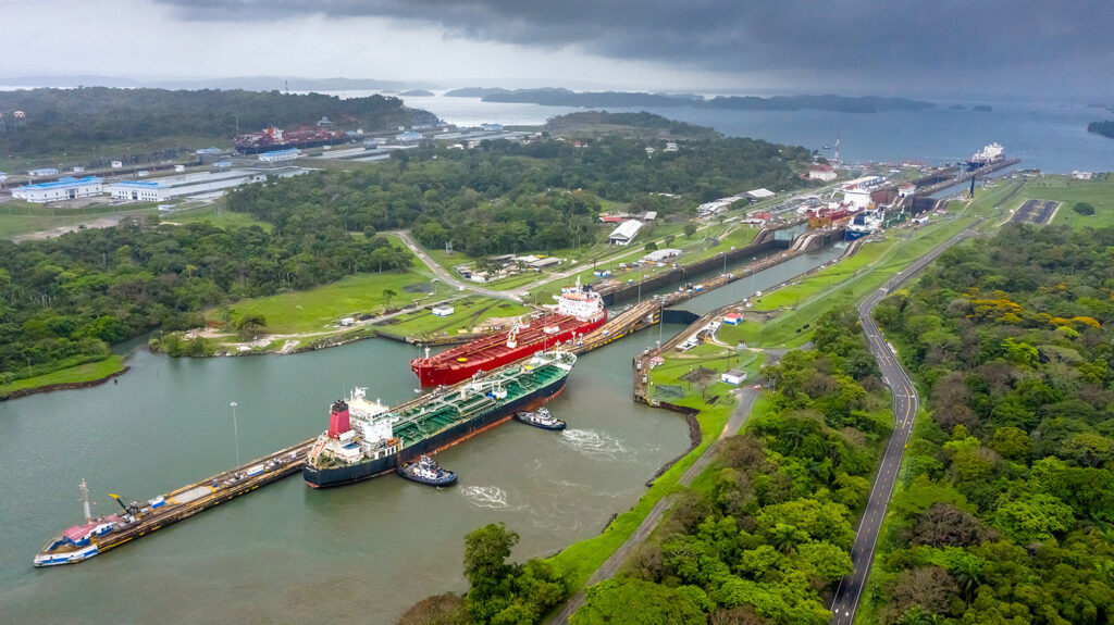 Barcos en tránsito por el Canal de Panamá