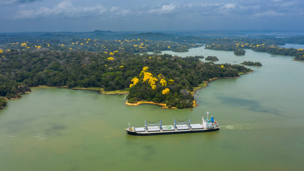 Homenaje a la Tierra - El Faro - Canal de Panamá