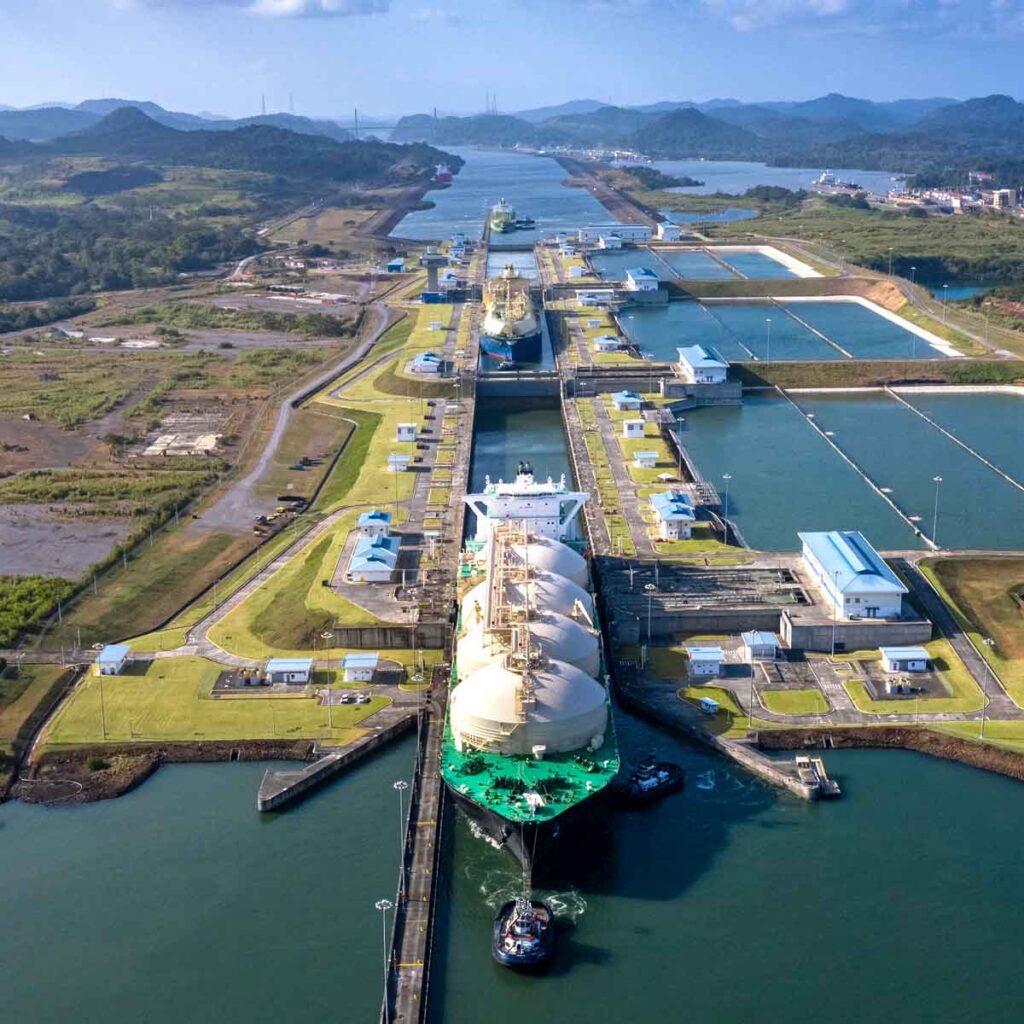 Buque GNL transita por el Canal de Panamá