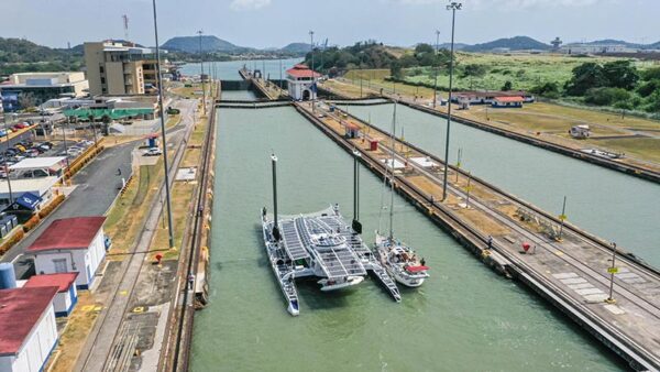 Energy Observer en el Canal de Panamá