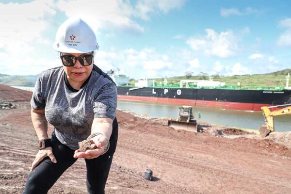 La ingeniera Itza Díaz forma parte del equipo de geólogos del Canal de Panamá.