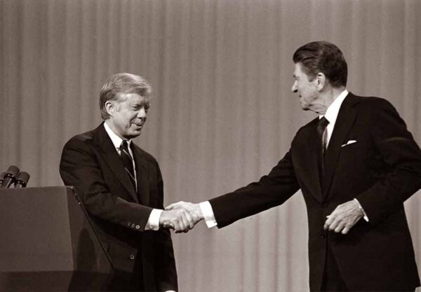 Jimmy Carter (izq.) y Ronald Reagan en un debate presidencial.