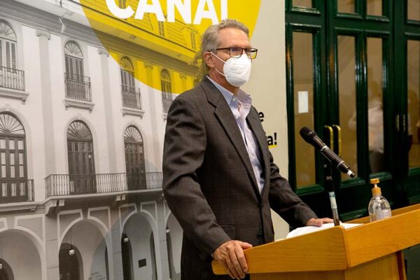 Doctor Jefferon Hall, director del proyecto Agua Salud. La exhibición está abierta al público en el Museo del Canal Interoceánico hasta el domingo 23 de enero de 2022.