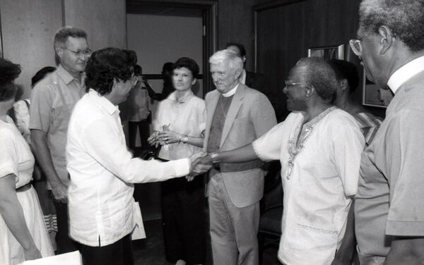 Desmond Tutu en reunión con Fernando Manfredo, subadministrador del Canal de Panamá en 1989.