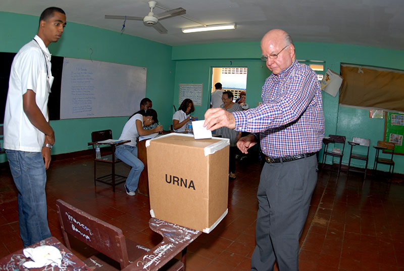Instante en el que Mario Galindo emite su voto en el referéndum de ampliación del Canal de Panamá el 22 de octubre de 2006.