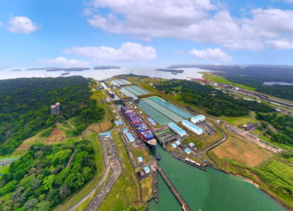 Vista aérea del Canal de Panamá - Revista El Faro