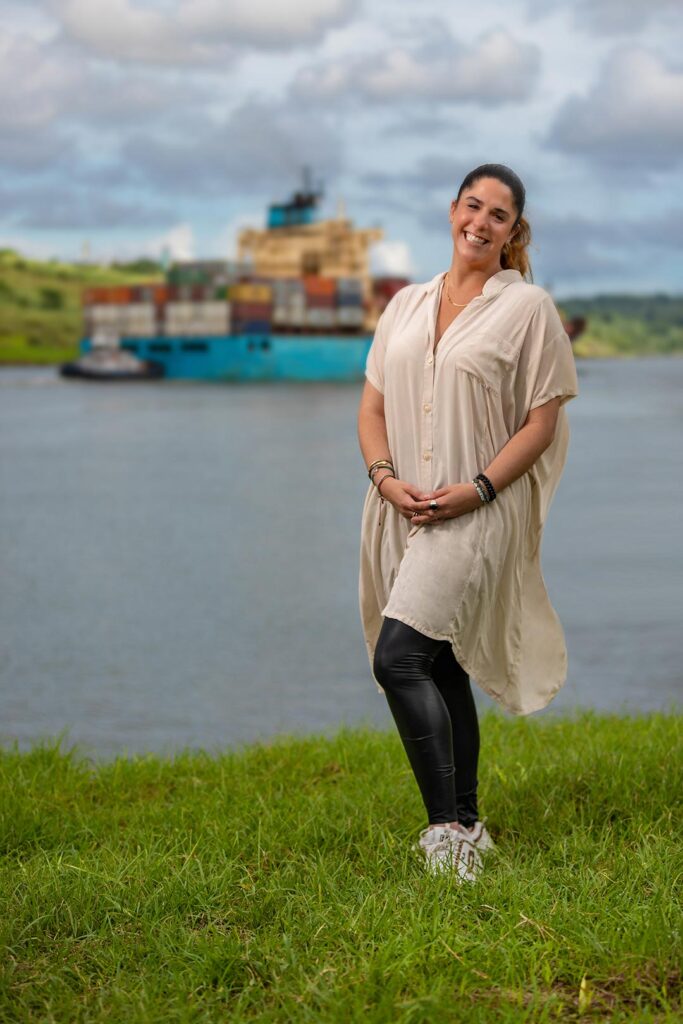 Shirley Binder, hija del mar - Revista El Faro - Canal de Panamá