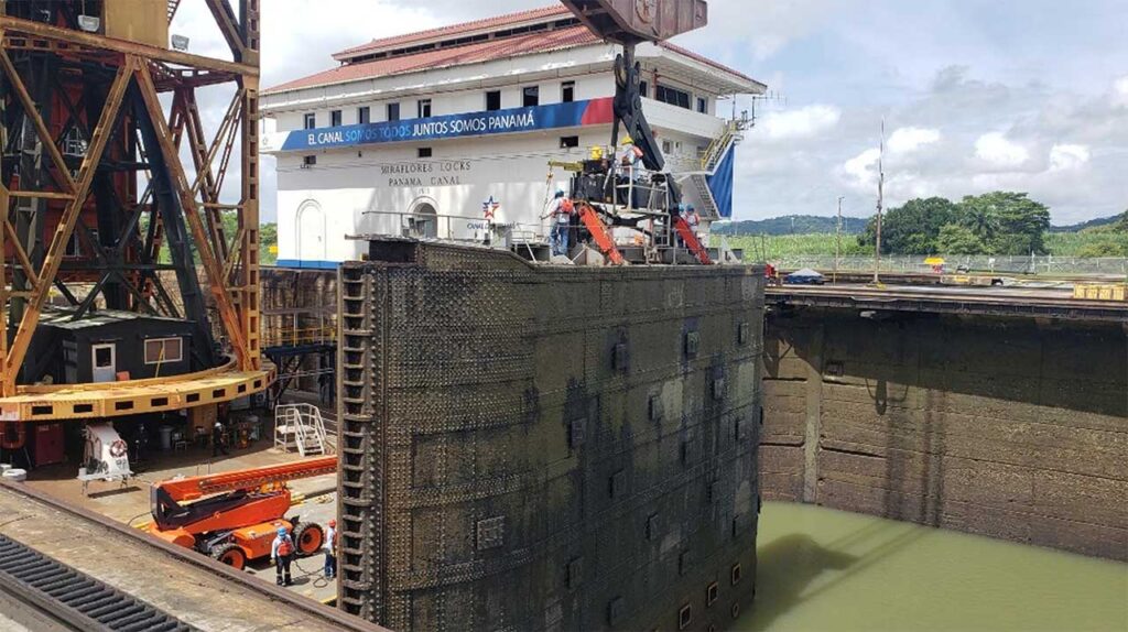 Mantenimiento en el Canal de Panamá - Esclusas de Miraflores