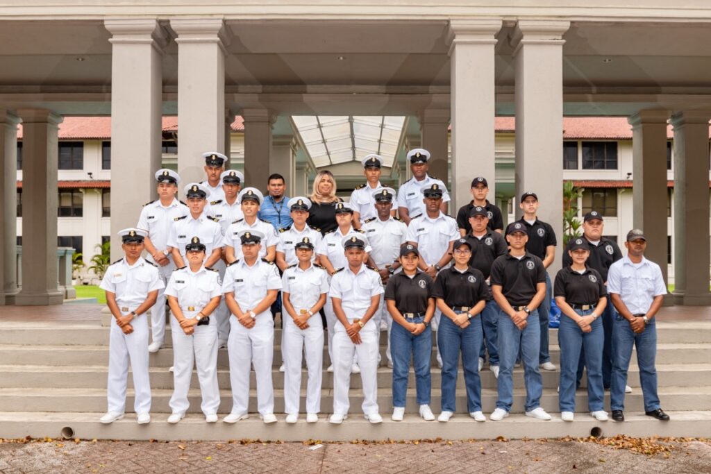 Visita de bachilleres de escuelas maritima charlas de orientación en el CCAA y Sidmar