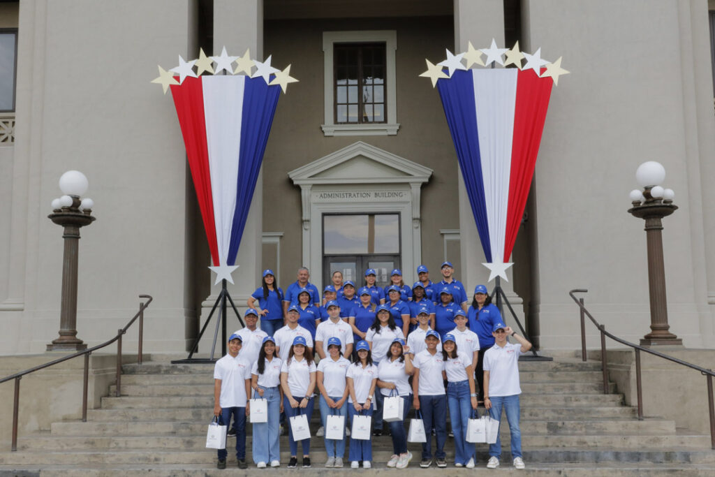 Estudiantes participantes del Concurso Nacional de Oratoria visitan Edificio de Administración.