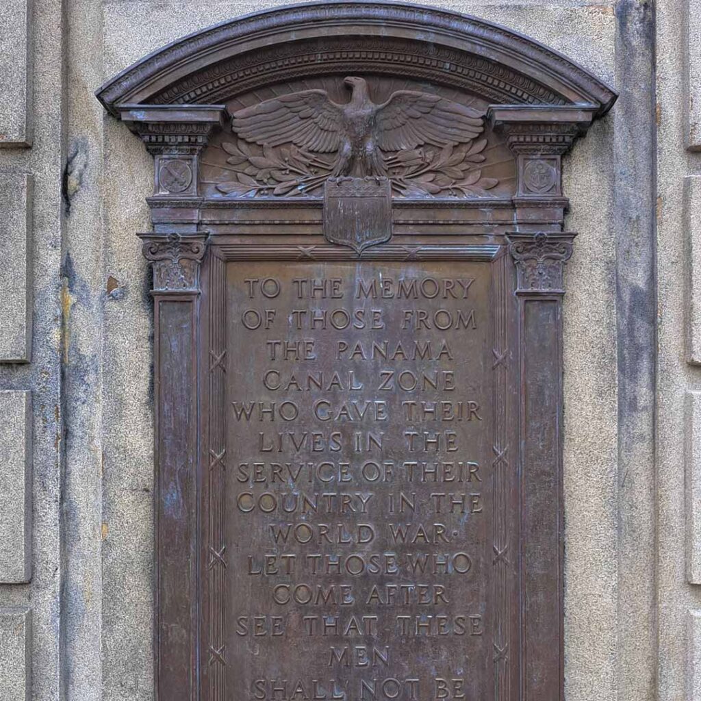 Placa de las escalinatas del Edificio de la Administración del Canal de Panamá