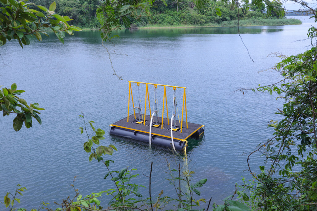 Este proyecto tiene como objetivo mantener la calidad del agua potable para consumo humano. El Canal de Panamá instaló una planta desalinizadora en el corregimiento de Escobal (Colón), con capacidad para abastecer a 6,000 personas por día (asumiendo un consumo promedio diario de 200 litros por persona) con el objetivo de estudiar y probar la eficiencia y costos de la tecnología de ósmosis inversa. Conoce los detalles en tu revista El Faro.