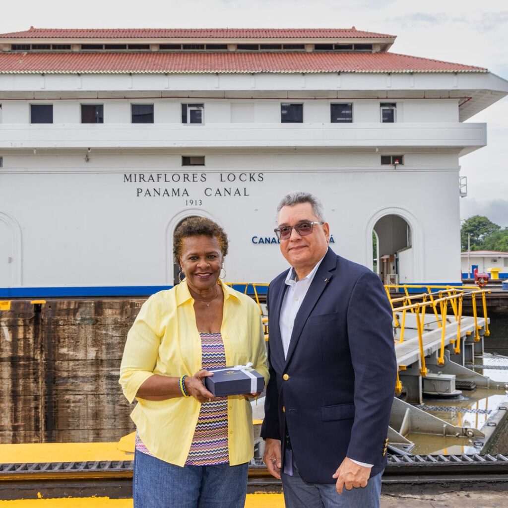 Presidente de Barbados visita el Canal de Panamá