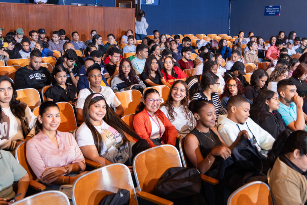 500 estudiantes de la Universidad Tecnológica de Panamá (UTP) participaron en una jornada informativa en el auditorio Ascanio Arosemena. Durante el evento, expertos del Canal ofrecieron charlas sobre la operación, la gestión socioambiental y la administración de la vía interoceánica