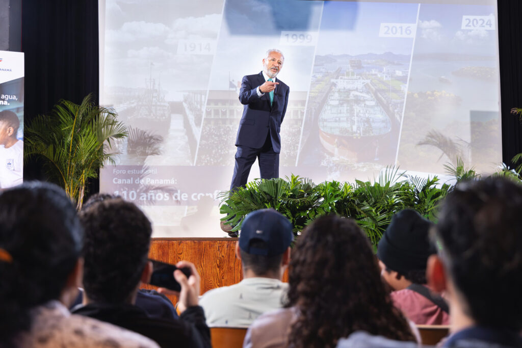 500 estudiantes de la Universidad Tecnológica de Panamá (UTP) participaron en una jornada informativa en el auditorio Ascanio Arosemena. Durante el evento, expertos del Canal ofrecieron charlas sobre la operación, la gestión socioambiental y la administración de la vía interoceánica