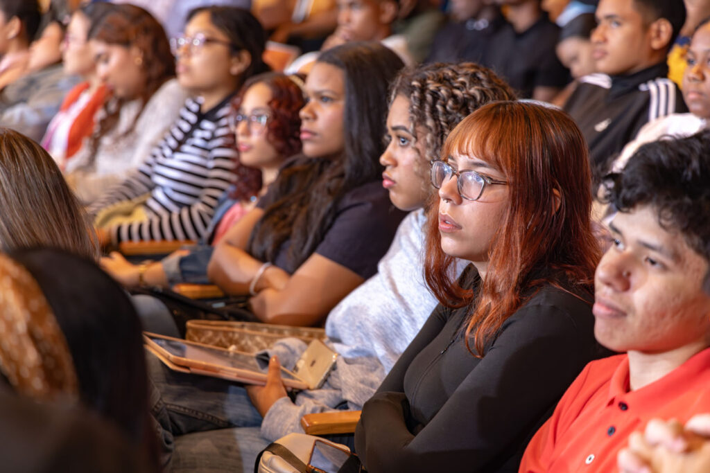 500 estudiantes de la Universidad Tecnológica de Panamá (UTP) participaron en una jornada informativa en el auditorio Ascanio Arosemena. Durante el evento, expertos del Canal ofrecieron charlas sobre la operación, la gestión socioambiental y la administración de la vía interoceánica