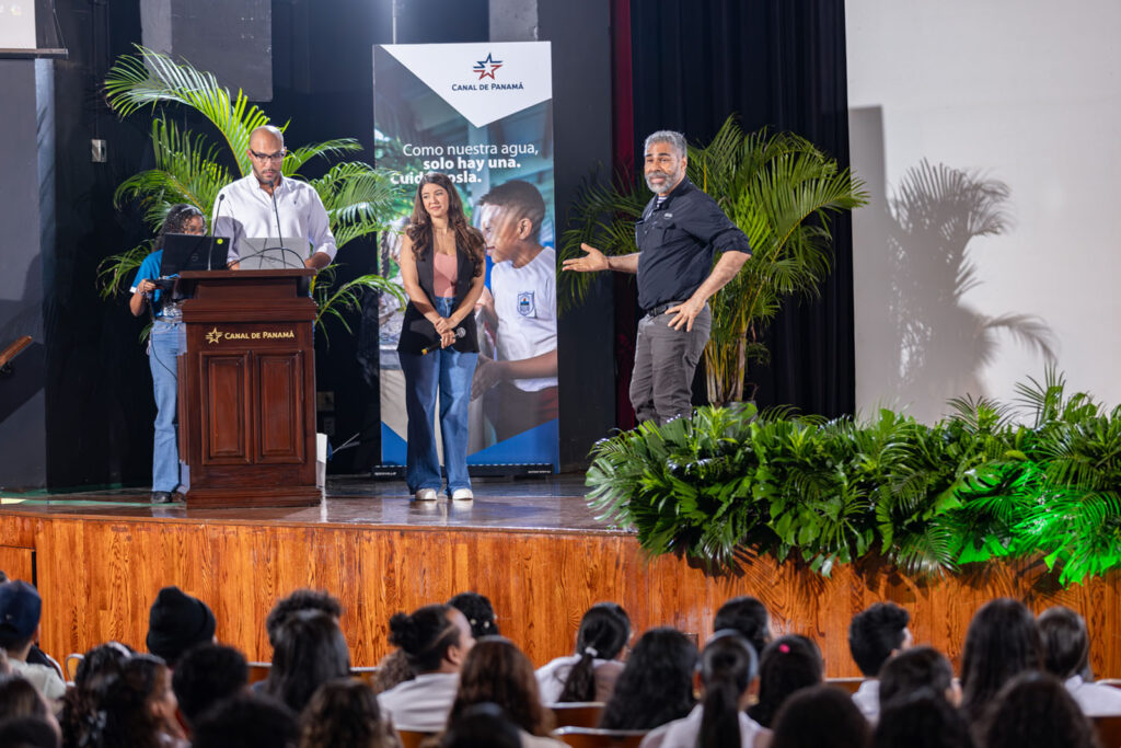 500 estudiantes de la Universidad Tecnológica de Panamá (UTP) participaron en una jornada informativa en el auditorio Ascanio Arosemena. Durante el evento, expertos del Canal ofrecieron charlas sobre la operación, la gestión socioambiental y la administración de la vía interoceánica