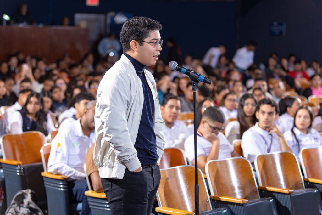 500 estudiantes de la Universidad Tecnológica de Panamá (UTP) participaron en una jornada informativa en el auditorio Ascanio Arosemena. Durante el evento, expertos del Canal ofrecieron charlas sobre la operación, la gestión socioambiental y la administración de la vía interoceánica