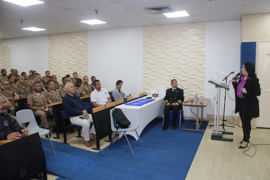 500 estudiantes de la Universidad Tecnológica de Panamá (UTP) participaron en una jornada informativa en el auditorio Ascanio Arosemena. Durante el evento, expertos del Canal ofrecieron charlas sobre la operación, la gestión socioambiental y la administración de la vía interoceánica