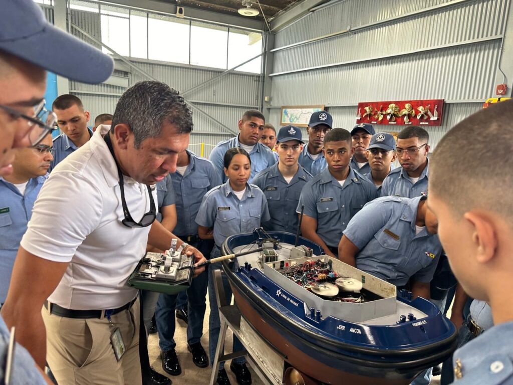 500 estudiantes de la Universidad Tecnológica de Panamá (UTP) participaron en una jornada informativa en el auditorio Ascanio Arosemena. Durante el evento, expertos del Canal ofrecieron charlas sobre la operación, la gestión socioambiental y la administración de la vía interoceánica