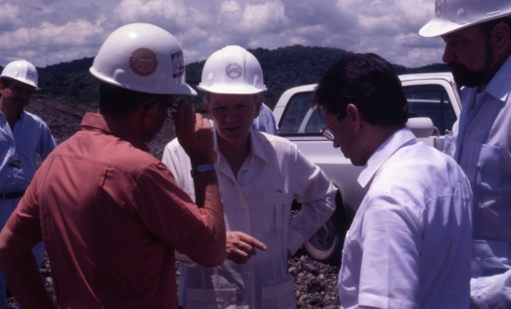 El ingeniero Gilberto Guardia en los trabajos de ampliación del corte Culebra.