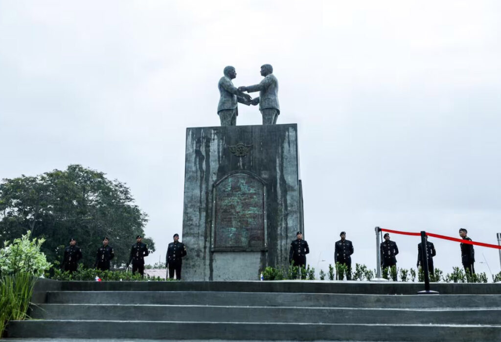 El monumento, mide 13 metros de altura y fue elaborada con la técnica de bronce a cera perdida. Representa al general Omar Torrijos Herrera y al expresidente de Estados Unidos James Carter. Cortesía