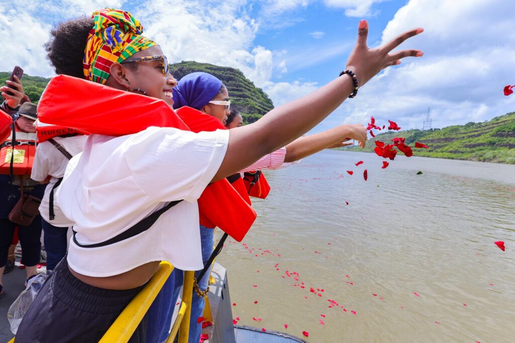 Sociedad de Amigos del Museo Afroantillano de Panamá (SAMAAP) - romería - flores en el corte