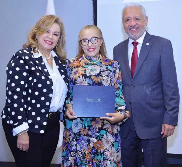 De izquierda a derecha, Gisela César, decana de la Facultad de Derecho y Ciencias Políticas de la Universidad Latina de Panamá; Venicia Chang Monterrey, ganadora del concurso y Ricaurte Vásquez Morales, administrador del Canal de Panamá.
