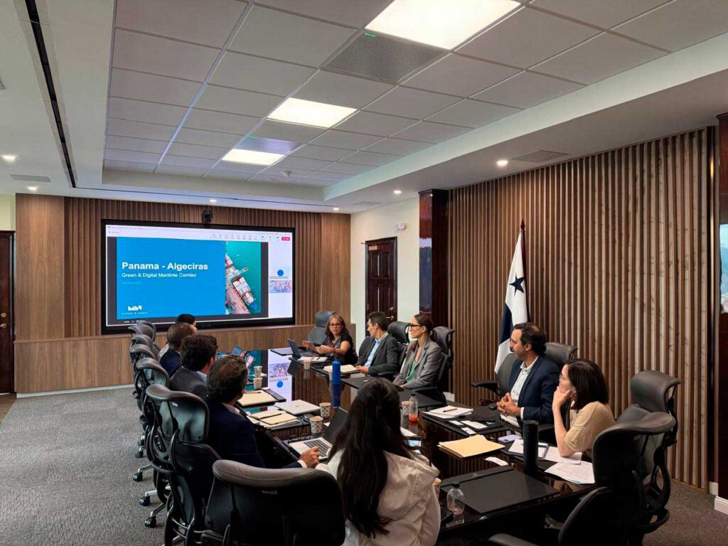 Encuentro de directivos del Canal de Panamá y la Autoridad Portuaria de la Bahía de Algeciras.