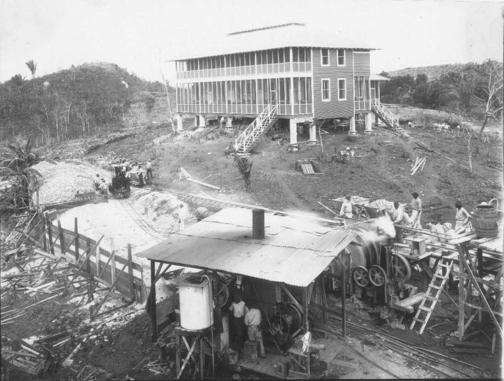Construcción de la estación de radio Darién en 1914, al fondo la vivienda para los operadores.