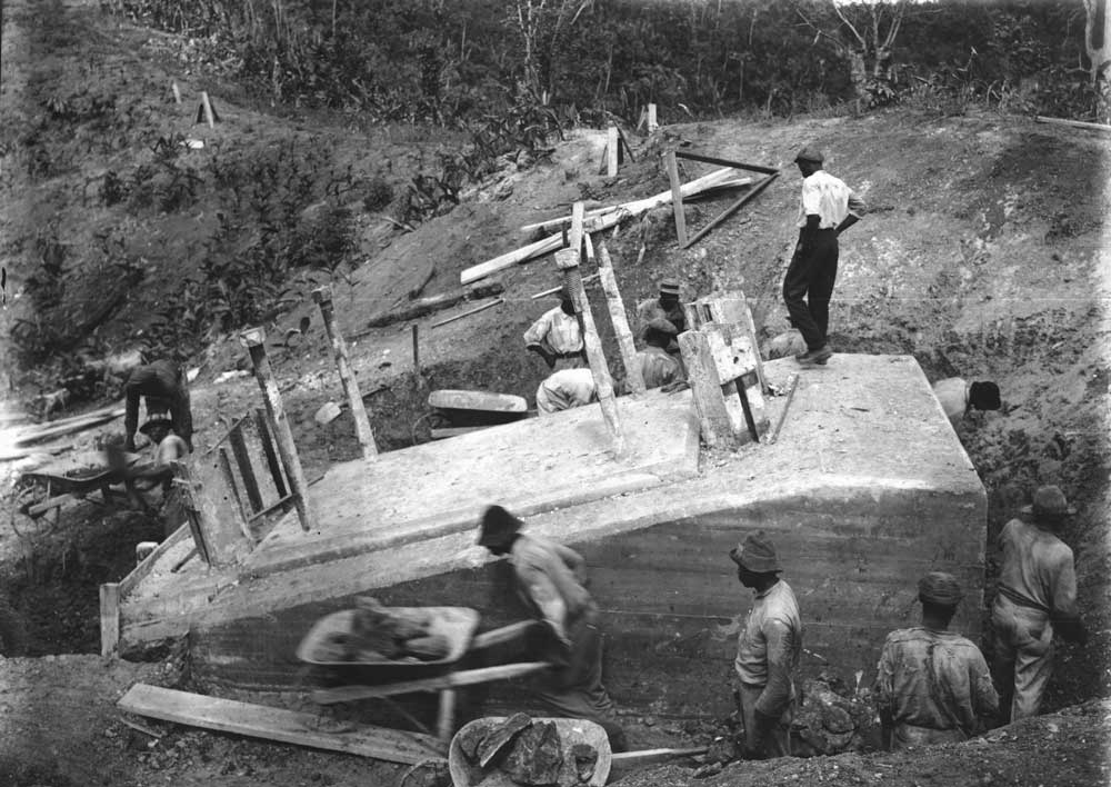 Construcción de la base de la torre #3 de radio Darién en 1914